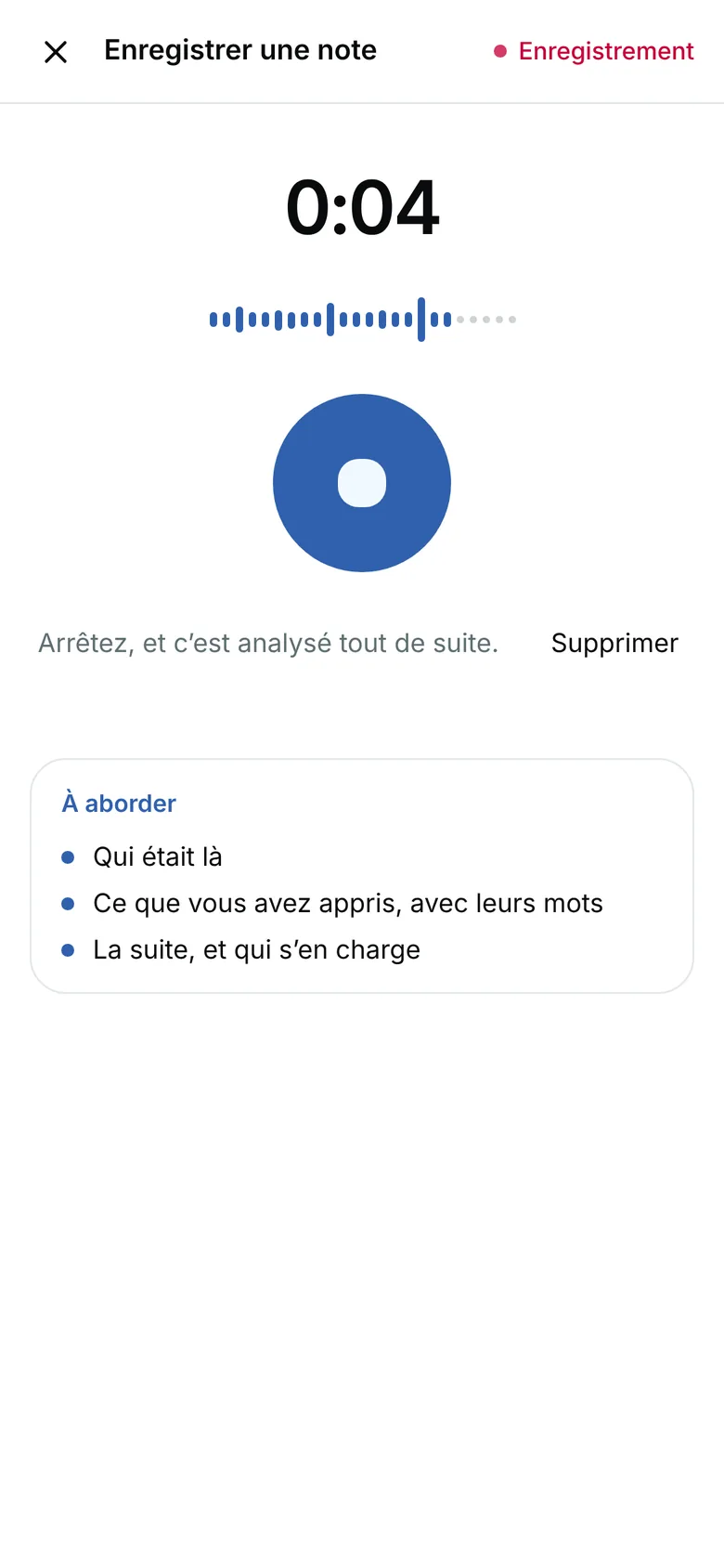 Enregistrement sur un téléphone : un chronomètre qui tourne, sa voix en forme d’onde, un bouton stop, et À aborder : qui était présent, ce que vous avez appris, la suite