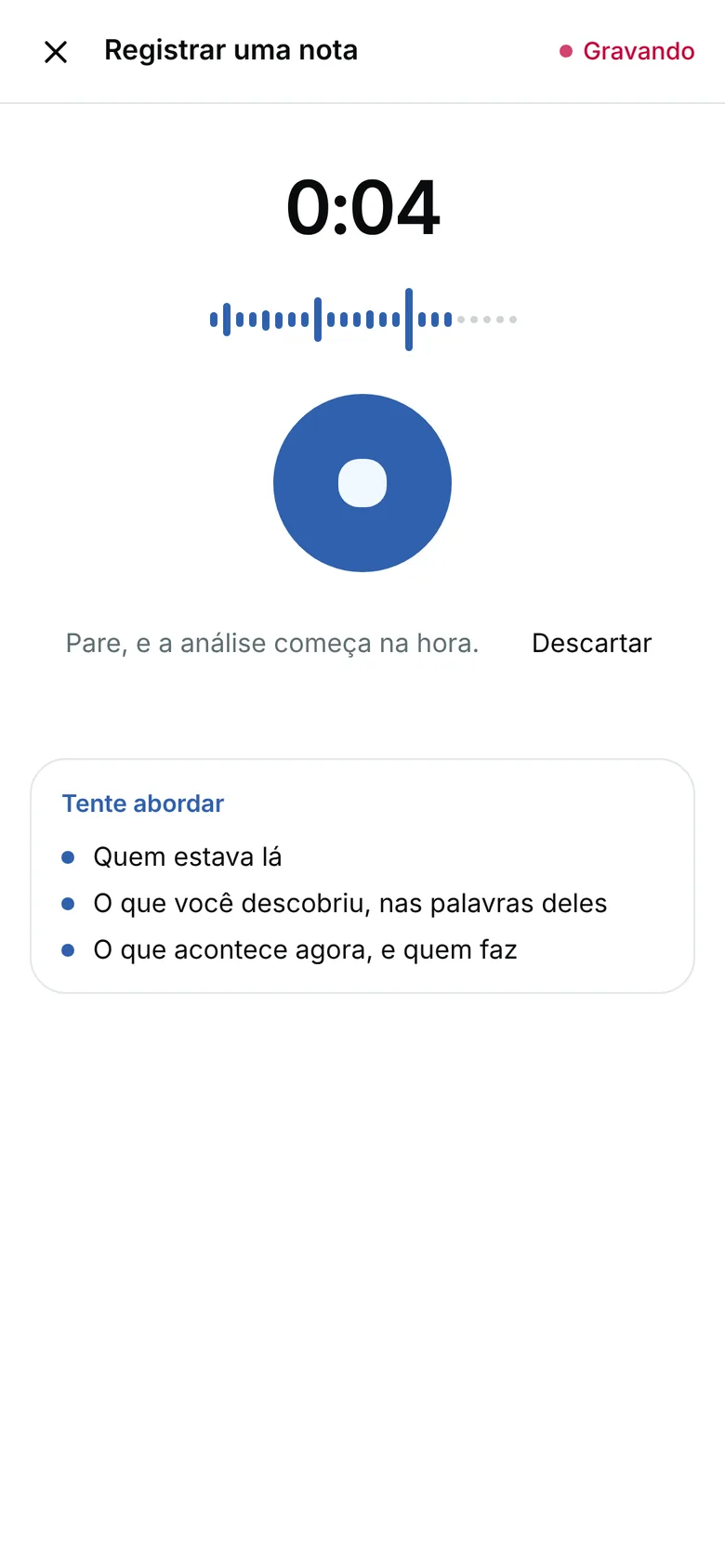 Gravando no celular: um cronômetro rodando, a voz dela como forma de onda, um botão de parar e Tente abordar: quem estava lá, o que você descobriu, o que acontece agora